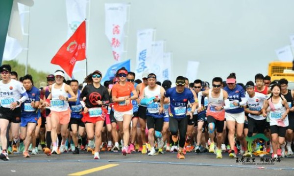 “玉龙故里 跨越沙海”全国最美农村路乌白路半程马拉松鸣枪开跑