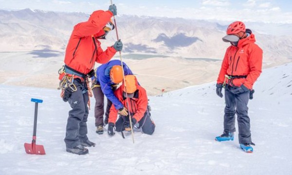 慕士塔格“邻峰”科克龙一峰国人首登成功！